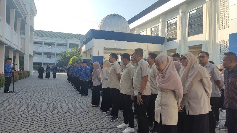 Seluruh pegawai dilingkungan Poltekkes Kemenkes Gorontalo mengikuti Apel Korpri perdana di tahun 2023 yang bertempat di halaman Auditorium. Selasa (17/1/2023)