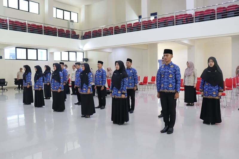 13 Aparatur Sipil Negra (ASN) diangkat sumpah oleh direktur poltekkes gorontalo Mohamad Anas Anasiru, SKM., M. Kes. Senin, (20/3/2023)