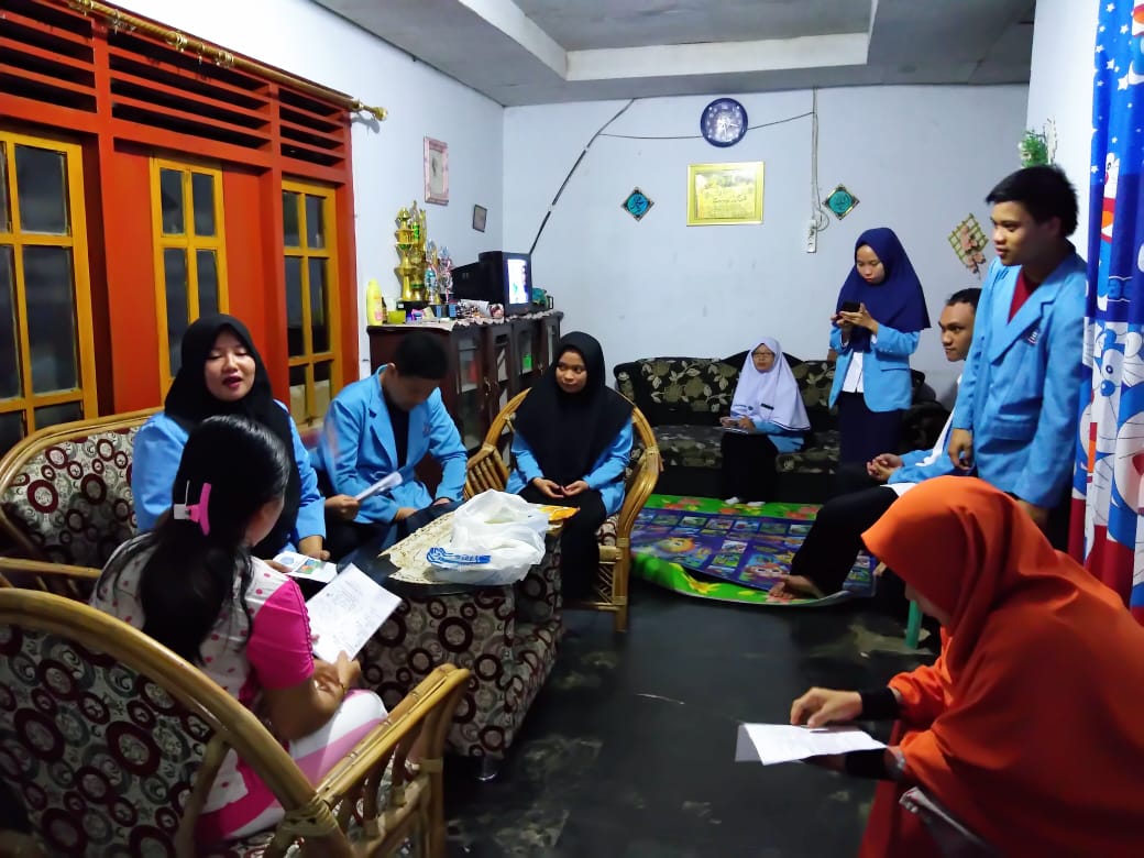 PKL Gizi - Kegiatan IPE/C. edukasi tentang diet Tinggi Kalori Tinggi Protein (TKTP) oleh mahasiswa Gizi pada masyarakat. di kelurahan Donggala Kec. Kota Selatan Kota Gorontalo. Selasa, (04-03-2020).