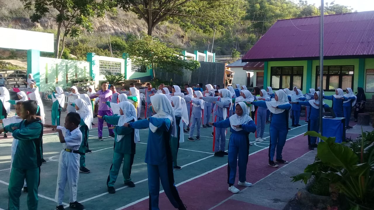PKL Gizi- Siswa mengikuti senam yang di laksanakan oleh Mahasiswa Gizi. Di kelurahan Pohe Kec. Hulonthalangi, Kota Gorontalo. Jumat, (28-02-2020)