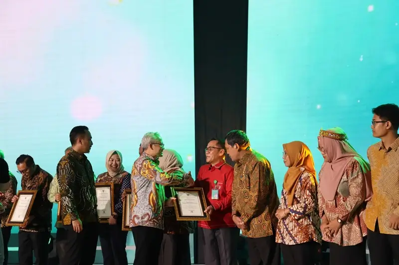 Penyerahan Piagam Penghargaan oleh Sekretaris Jenderal Kementerian Kesehatan, Kunta Wibawa Dasa Nugraha, S.E., M.A., Ph.D., dan diterima oleh Direktur Poltekkes Kemenkes Gorontalo, Masrif, SKM, M.Kes
