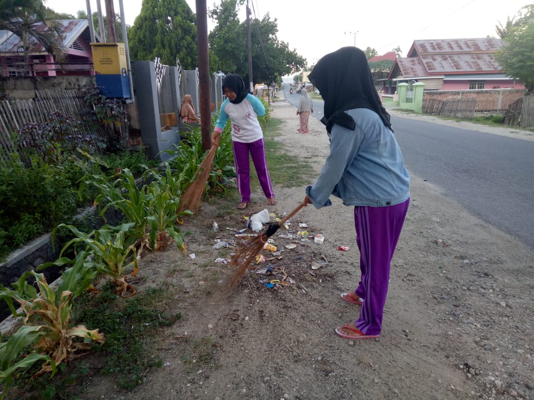 Kerjabakti Oleh Mahasiswa PKL Poltekkes Kemenkes Gorontalo di kelurahan Dembe 1